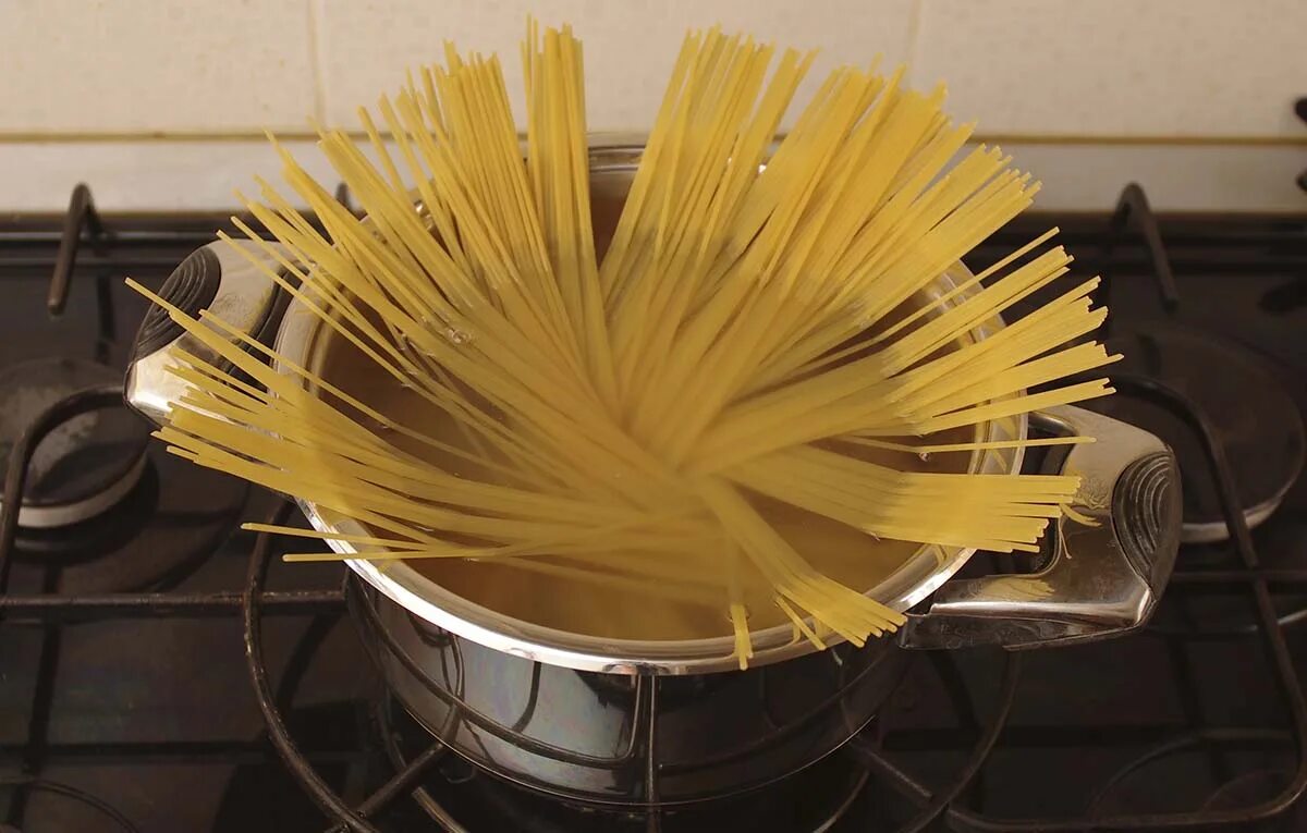 Как сварить спагетти. Макароны в кастрюле. Кастрюля для спагетти. Отваренные макароны. Варка макаронных изделий.