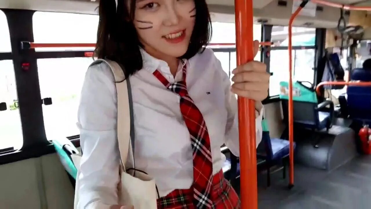 She chat to her friend. Yuggie. Yuggie_TV.