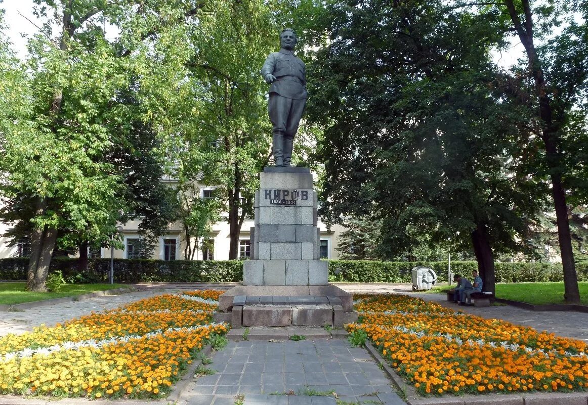 Памятники киров. Памятник Кирова Псков. Памятник Кирову с.м. Псков. М. Кирову (скульптор н. в. Томский) в Пскове. Псков Киров статуя.