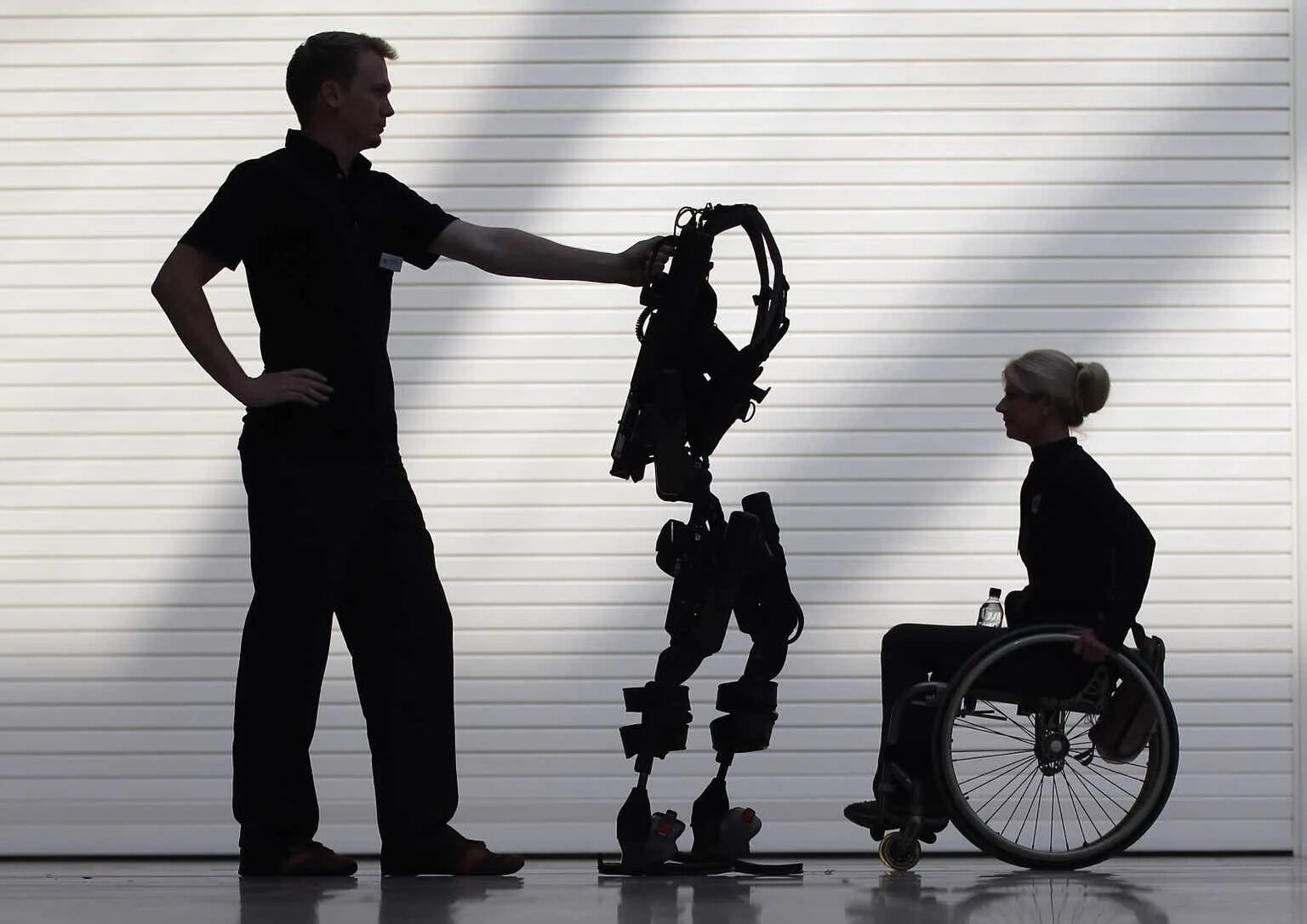 Поможет людям с ограниченными. Ekso Bionics экзоскелет. Экзоскелет elegs. Экзоскелеты для людей с ограниченными возможностями. Робот для людей с ограниченными возможностями.