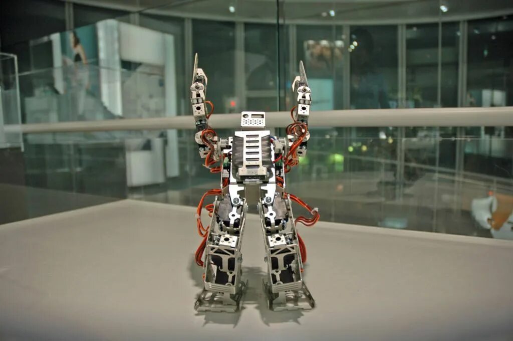Самого дорогого робота. Робот 2022 Токио. Современные роботы 2022. Робот с сотовым телефоном. Роботы современные 2022 года.