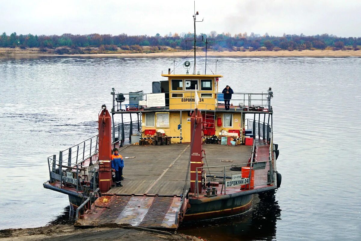 Паромная переправа тобольск. Паром 64. Паром 64. Паром анашкин новосёлово. Баржа паром речная.