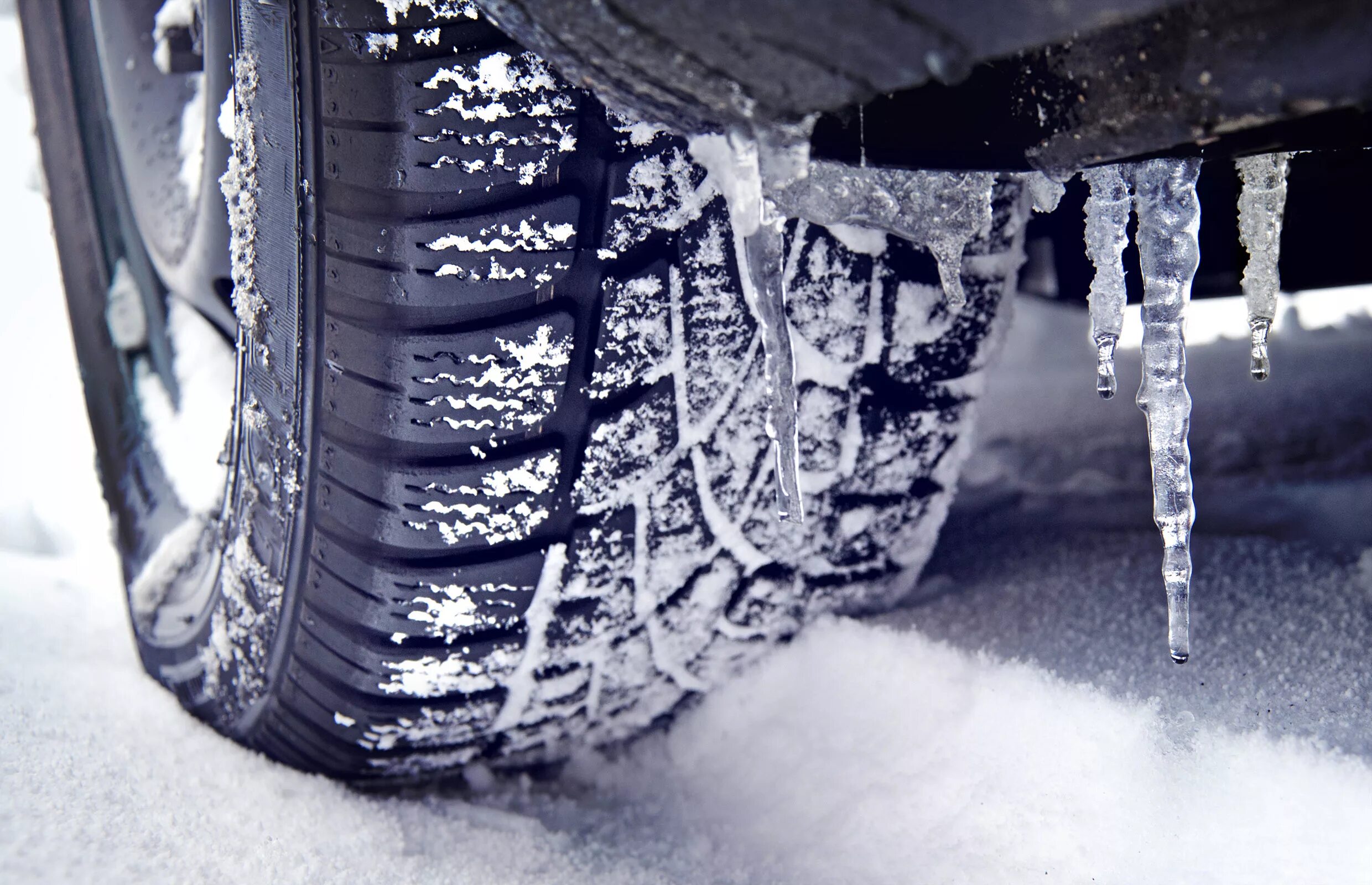 Замена колес зима лето. Зимние шины. Шины зимой. Меняем колеса на зимние. Зимняя резина в снегу.