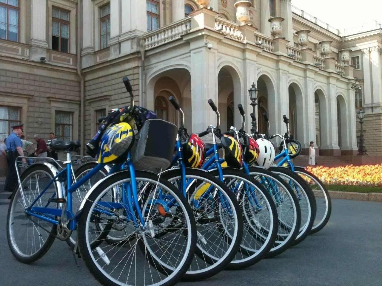 Где можно взять велосипед. Велосипедист в Петербурге. Велопрокат Питер. Много велосипедов. Велосипед в городе.