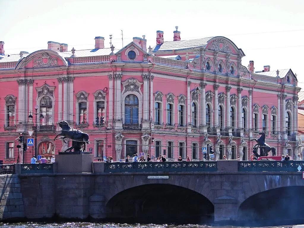 Дворец Белосельских-Белозерских в Санкт-Петербурге. Дворец Белосельских-Белозерских у Аничкова. Дворец у Аничкова моста в Санкт-Петербурге Белосельских-Белозерских. Зимний дворец Санкт-Петербург красный.