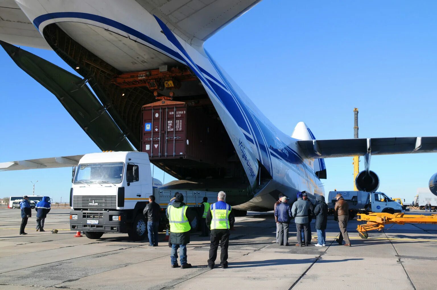 АН 124 разгрузка. АН 124 авиаперевозка.