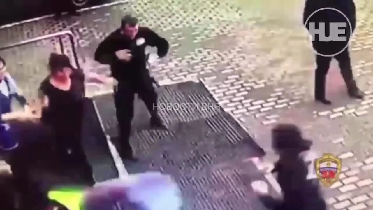 Обвинение в суде. Полиция арестовывает преступника. Ударил ножом мигранта. Полицейский в суде москва. Полиция задержала девушку.