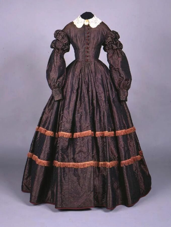 Капот женская одежда. Викторианская мода 1860. Victorian Fashion 1860s. Холстинковое платье 19 век. Мода 1860-х годов Россия Островский.