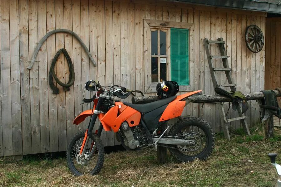 Купить мотоцикл в рязанской. ИЖ Юпитер эндуро. Сельский мотоцикл. Мотоцикл в деревне. Мопед в деревне.