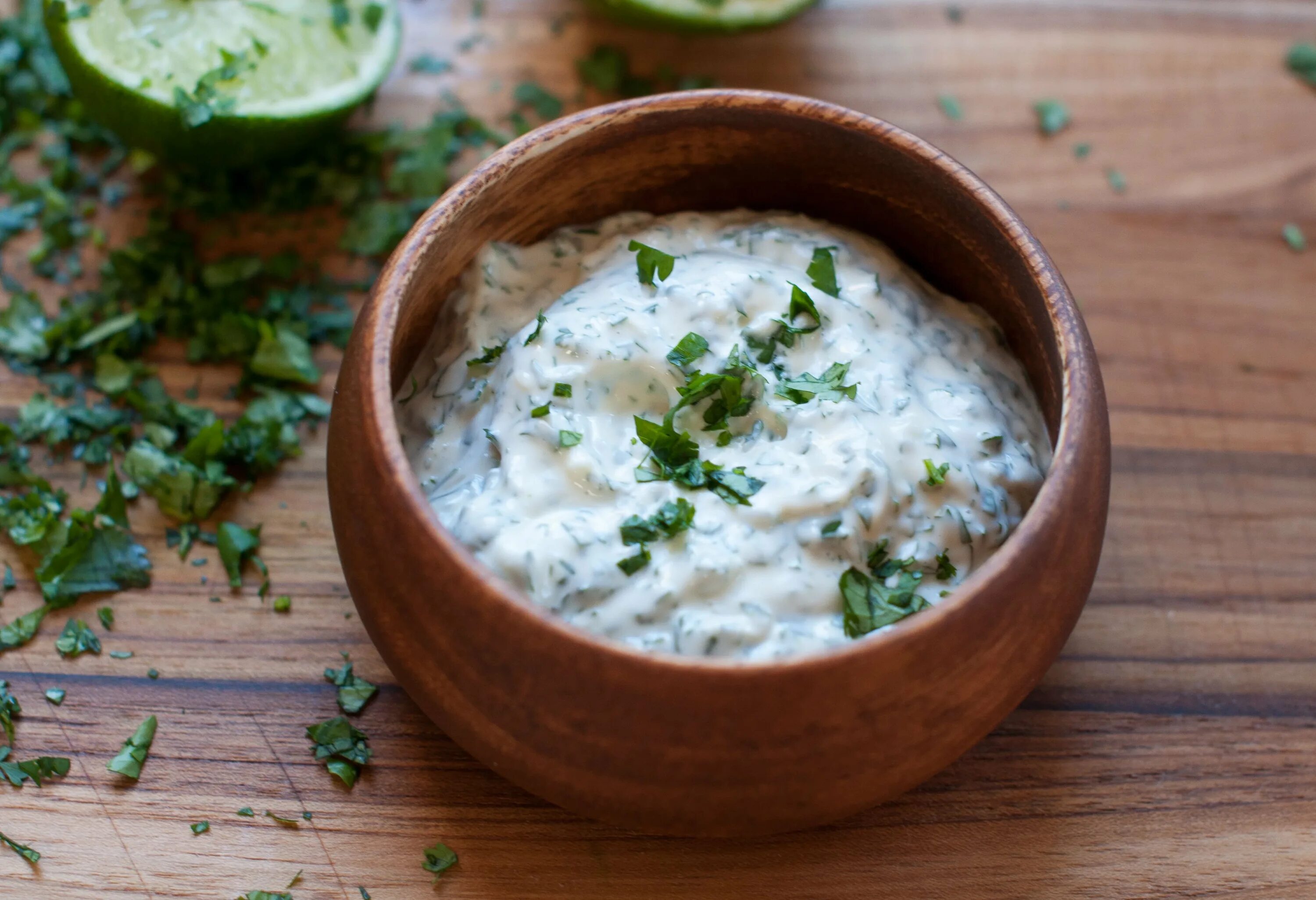 Соус мацони. Соус из мацони с зеленью. Мацони с чесноком и зеленью. Соус из мацони с зеленью и чесноком. Соус майонез укроп