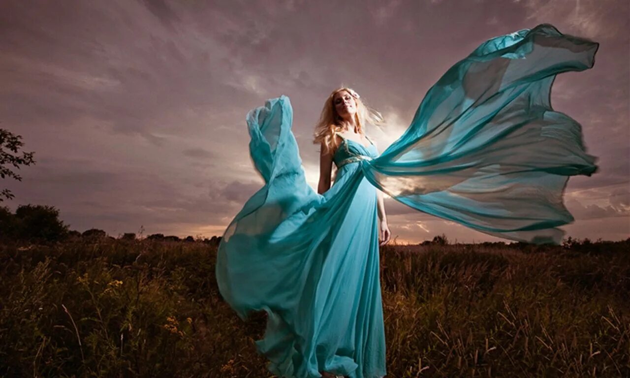 Платье на ветру. Девушка в развивающемся платье. Девушка в воздушном платье. Летящее платье.