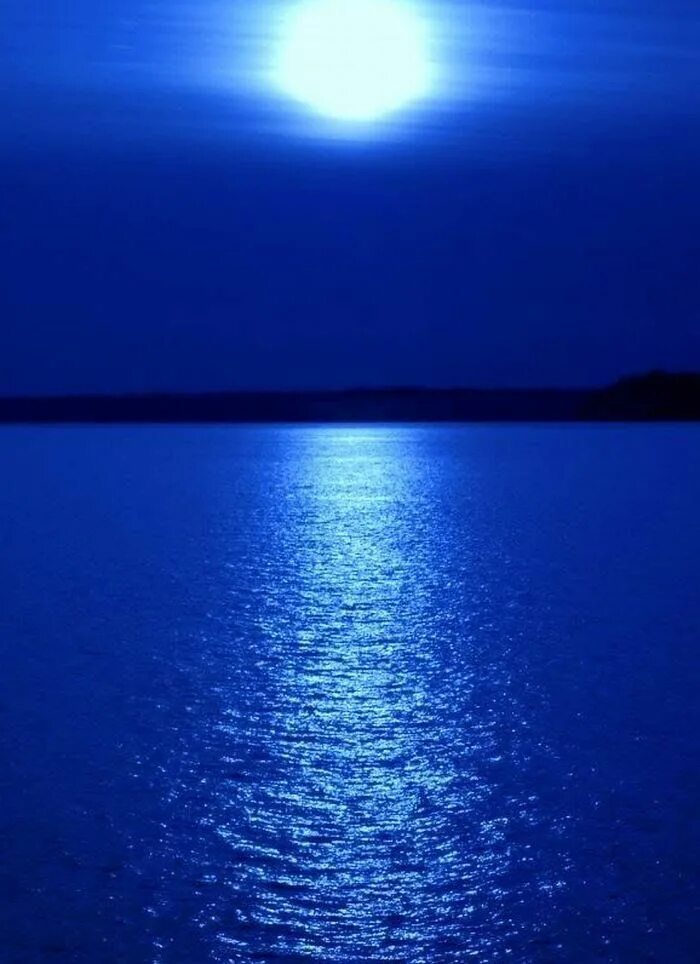 Ночь вода синий. Синее море. синий океан. ночь в море. водная гладь.