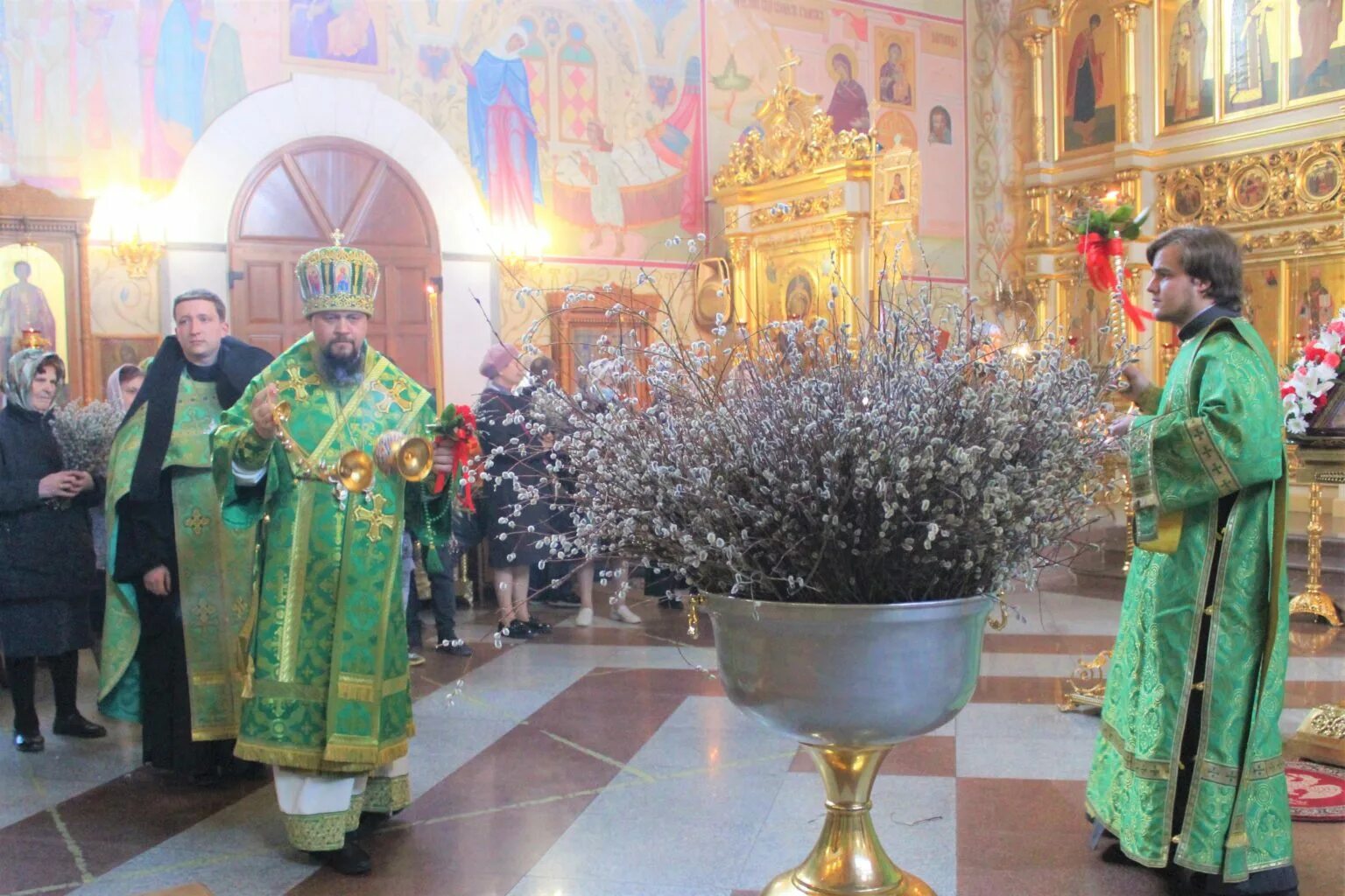 Вербное воскресенье вход в иерусалим. Вербное воскресенье в храме. Вербное воскресенье православный праздник. Вербное воскресенье в церкви служба.