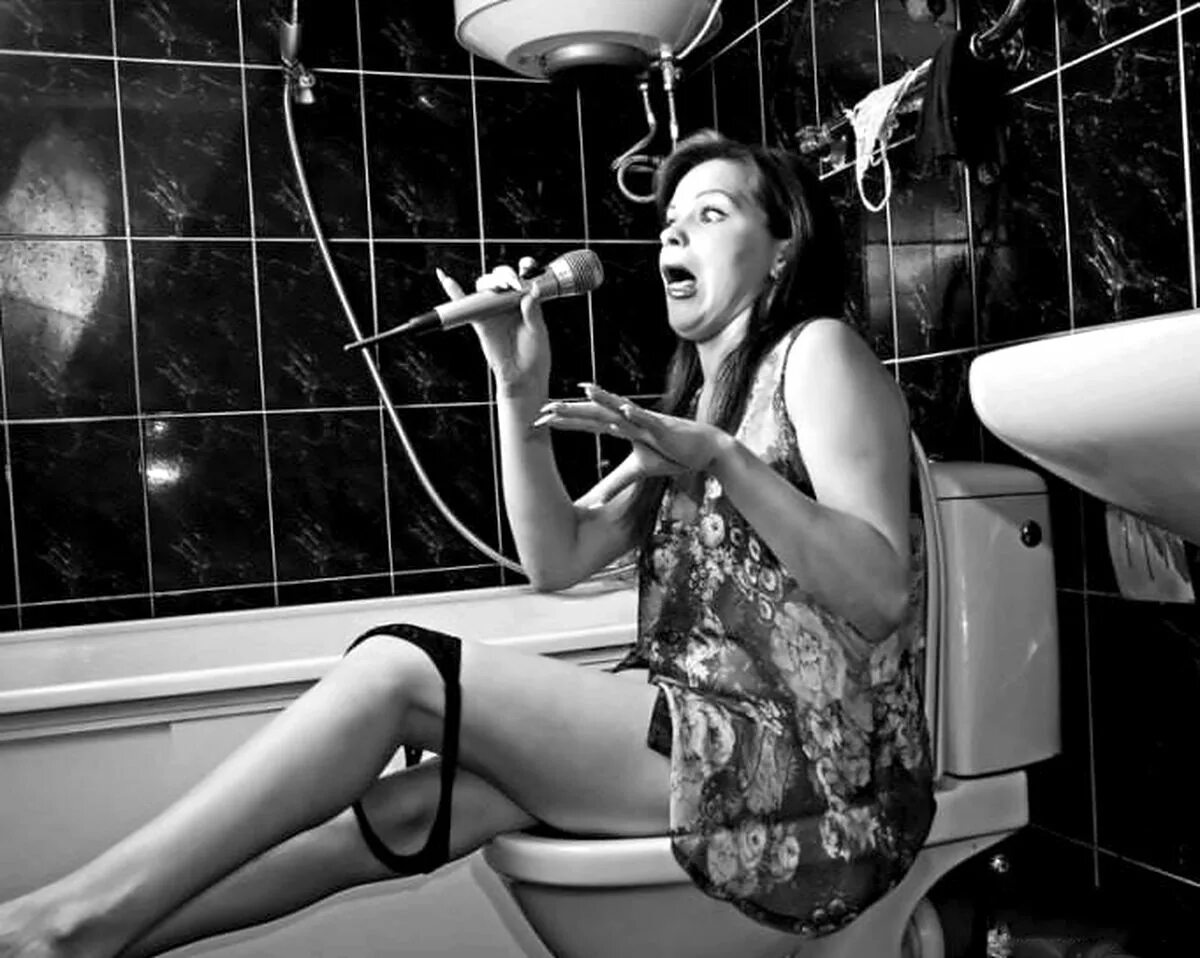 Поющий туалет. Фотосессия на унитазе. Девушка в ванной юмор. Женщина на унитазе с сигаретой. Смешные унитазы для девушек.