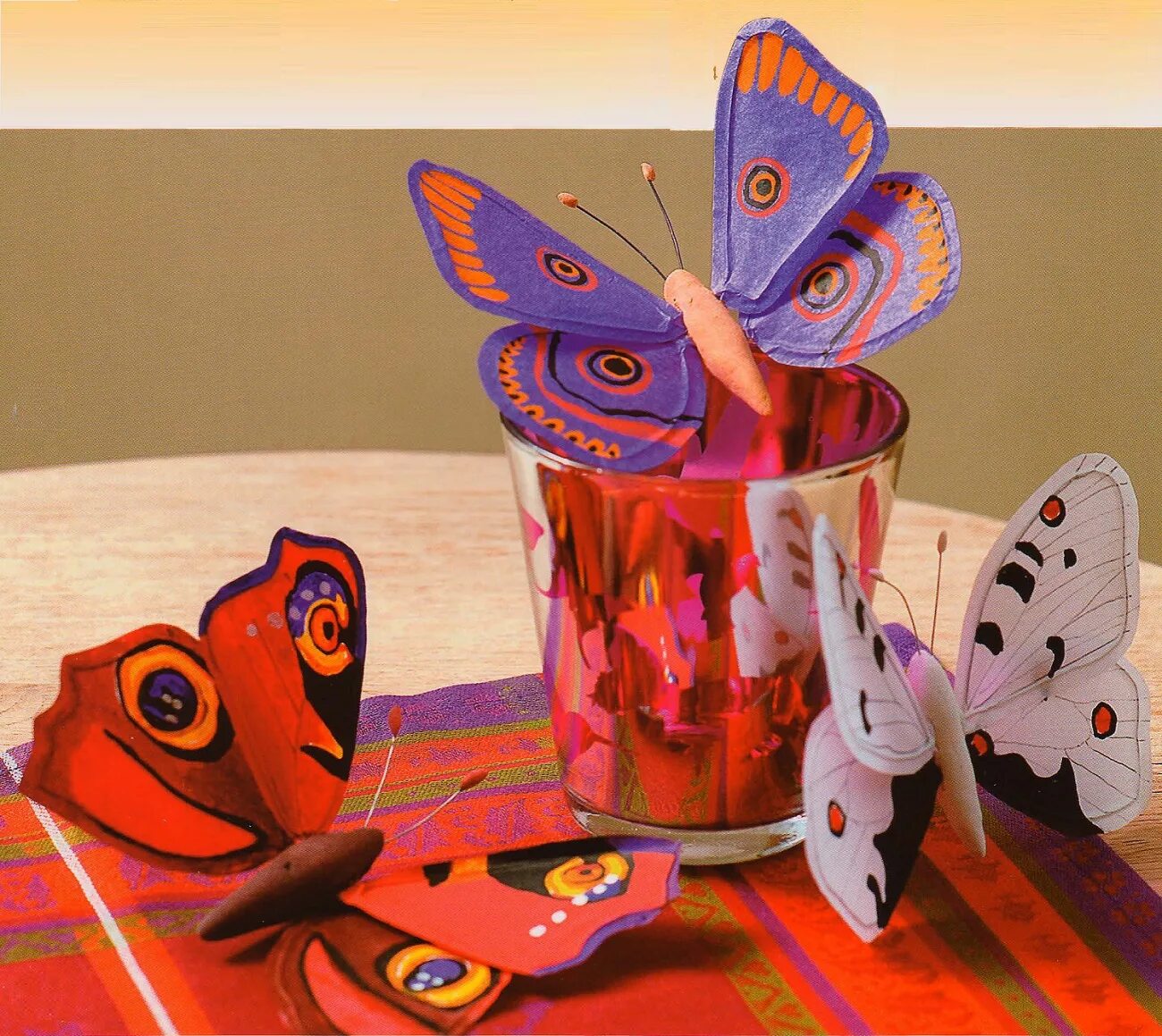 Поделка из цветной. Поделка бабочка. Красиваи поделки из бумаги. Поделка объемная бабочка. Необычные поделки для детей.