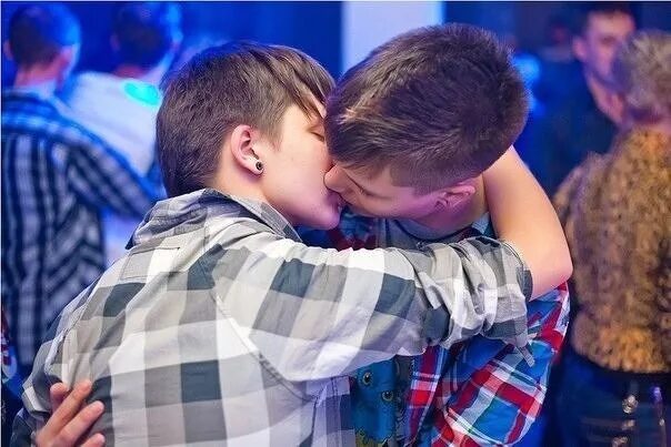 Поцелуй братьев. Поцелуй мальчиков. Поцелуи мальчик с мальчиком. Братья целуются. 18 где мальчик с мальчиком