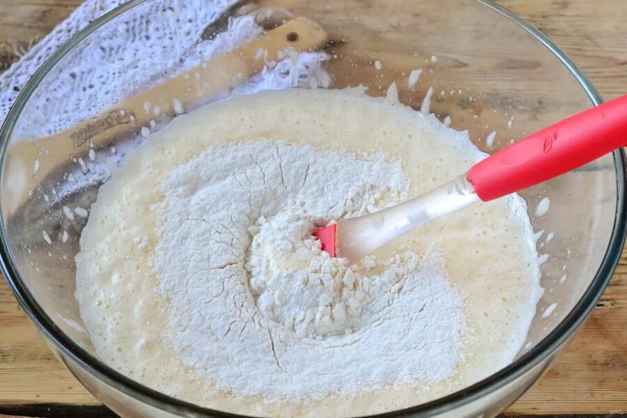 Теста просейте муку. Мука в бисквитное тесто. Взбивание яиц с сахаром. Муку смешать с разрыхлителем и просеять. Мука для бисквита.