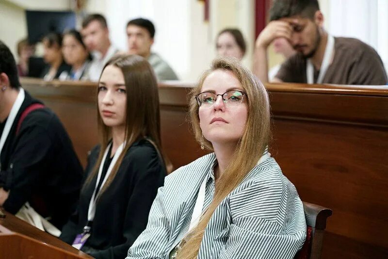 московский университет витте логотип. искусственный интеллект эмблема. цифровые технологии в медицине. студенты it вузов. человек за компьютером.