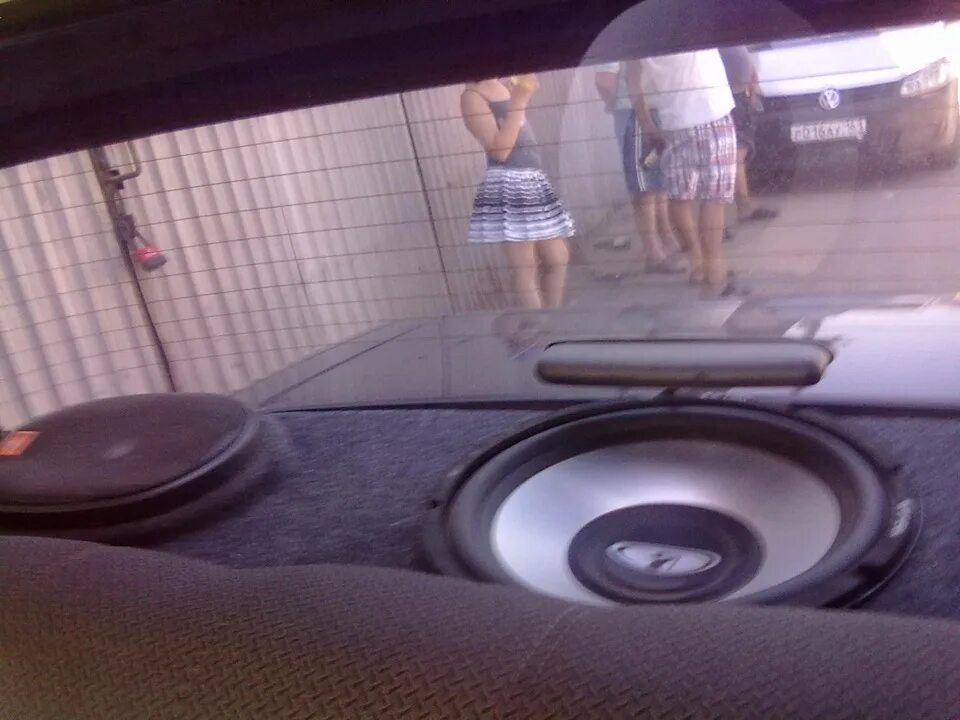 Акустическая полка веста седан. Kia optima сабвуфер фри эйр. Газ 31105 короб 15 динамик. Саб в полку солярис седан. 5.