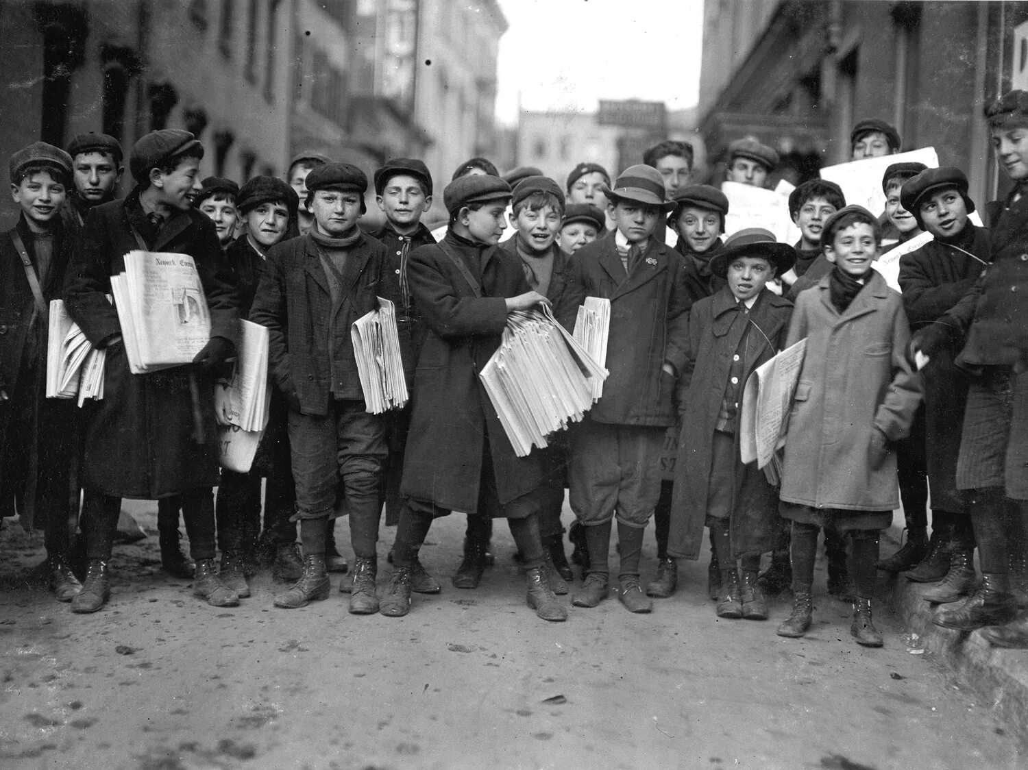 Сто лет тому назад дата выхода. Нью Йорк 1899. Газетчики 19 века. Мальчишка газетчик 19 век. Франция дети 20 век.