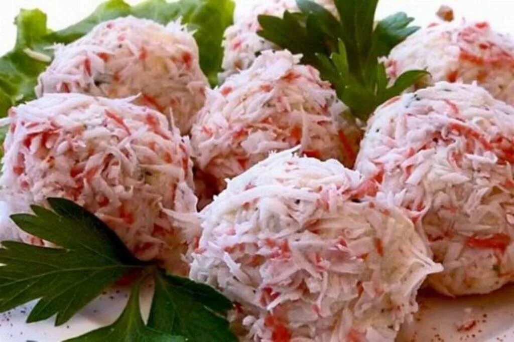 крабовые шарики. крабовые палочки фаршированные сыром и чесноком. рецепт крабовых палочек с чесноком. рецепт крабовых палочек с чесноком. рафаэлло сырные шарики с крабовыми палочками.