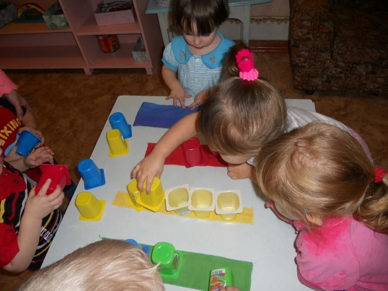Игрушки для раннего возраста развитие сенсорики. Сенсорика для детей в детском саду. Сенсорика для детей раннего возраста. Сенсорные игры для дошкольников. Игра занятие в ясельной группе