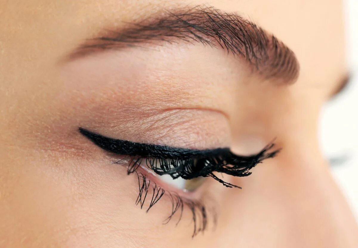 стрелки с растушевкой. длинные стрелки на глазах. широкие стрелки на глазах. перментальный макияж век стрелки. сколько стоят стрелки на глазах.