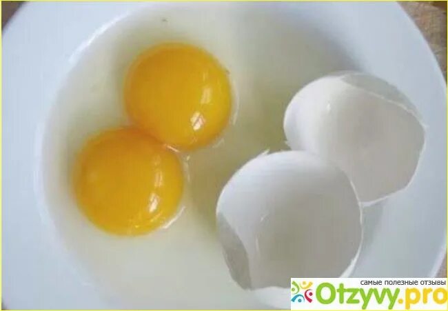 Два желтка примета. Двойной желток в яйце. Яйцо с 2 желтками примета. Разбитое яйцо 2 желтка. Яичко с двумя желтками.
