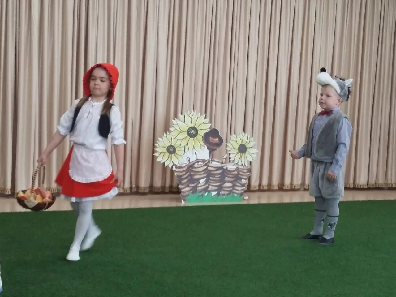 детский сад красная шапочка. красная шапочка на новый лад детям. шапочки для сценок для детей. красная шапочка на новый лад детям. красная шапочка фото.