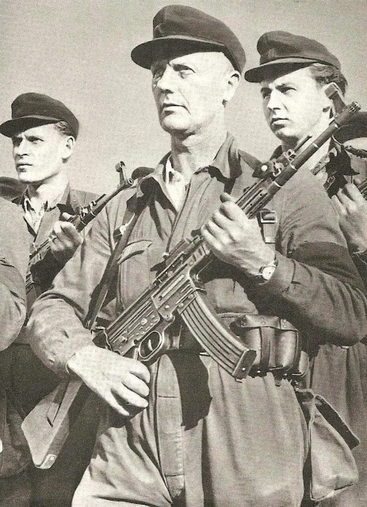 Gdr group. Немец с STG 44. STG 44 В ГДР. STG 44 2 мировая. STG-44 Фольксштурм.