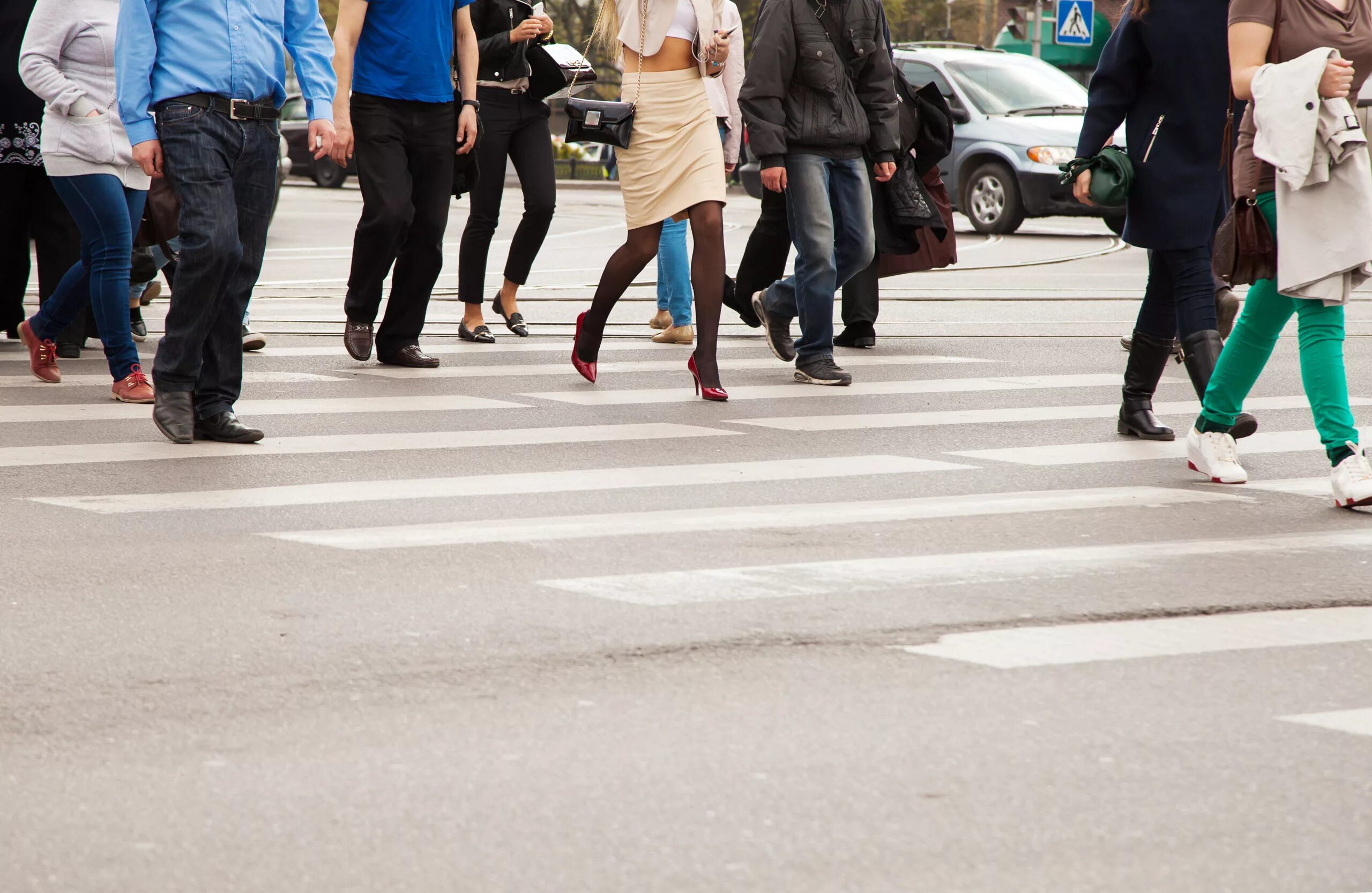Ноги пешеходов. Ноги пешехода на переходе. Люди на пешеходном переходе. Ноги идут по пешеходному переходу.