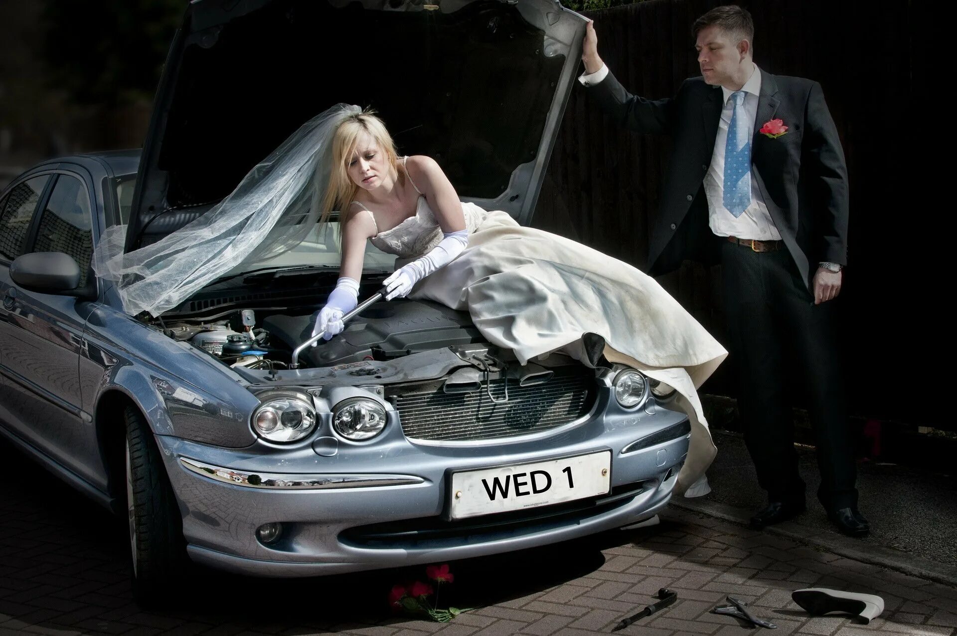 Свадебная фотосессия с машиной. Фотосессия свадьба у автомобиля. Авто для женщин. Фотосессия свадьбы в машине.