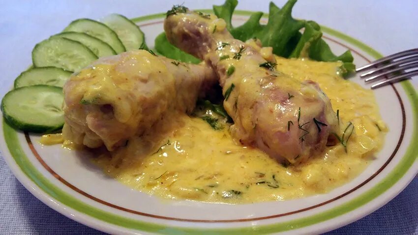 Курица тушеная в луке и сметане. Курица в сметанном соусе. куриные ножки в сметанном соусе. курочка в сметанном соусе. курица в сметанном соусе на сковороде.