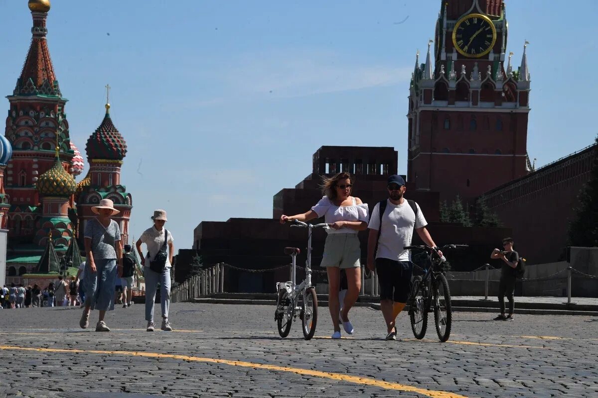 Москва лето 2024 синоптики. Туристы в Москве. Москва днем. Москва красная площадь туристы. Летняя Москва.