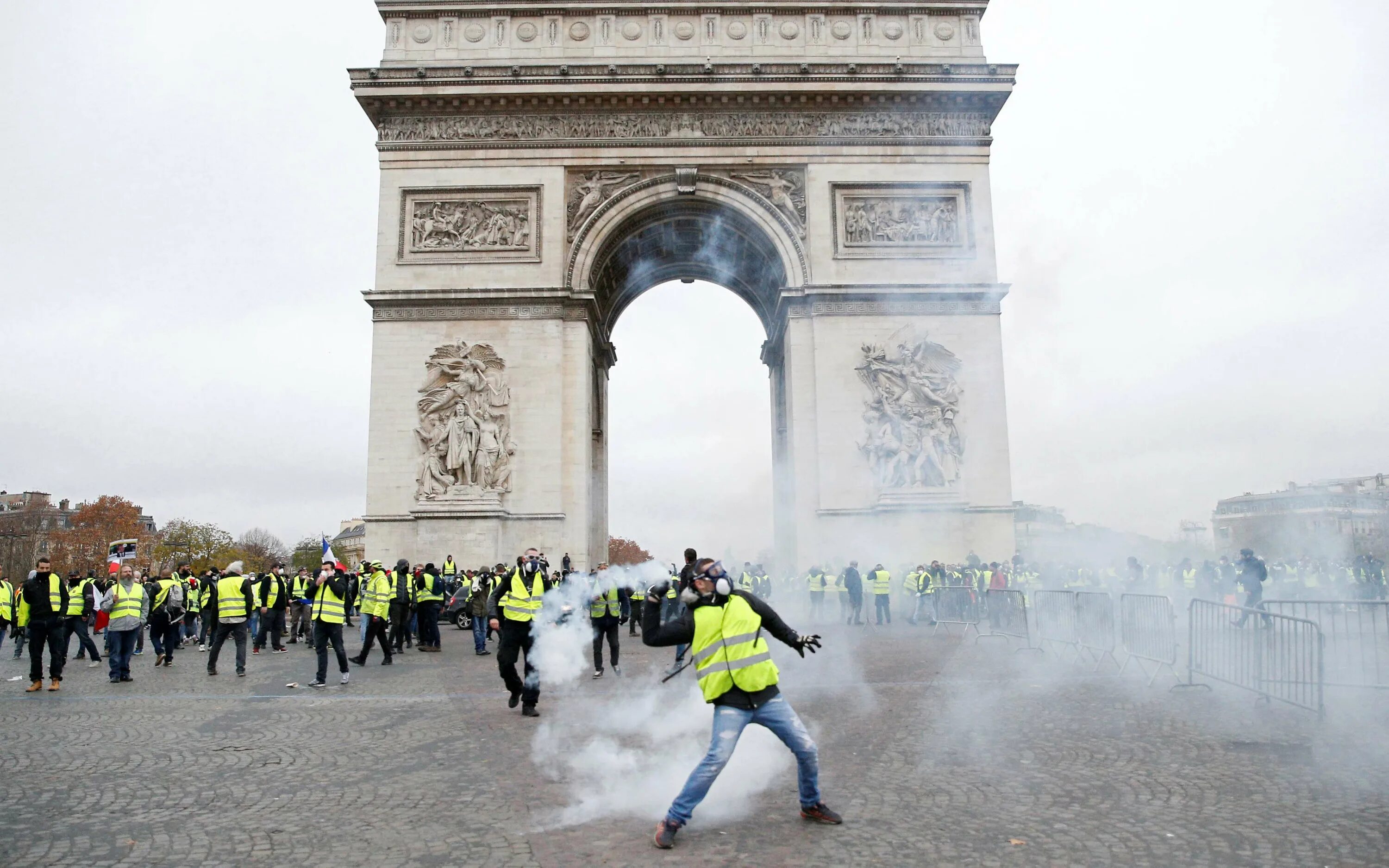 Протесты во Франции арка. Огни Парижа. Доктринеры во Франции. Протест работников во Франции. Франция майдан