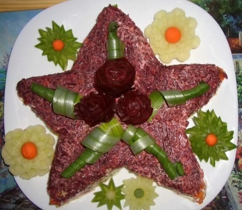 Блюдо в виде танка. Блюдо в виде танка. Подарки на 23 февраля мужчинам. Оригинальные блюда на 23 февраля. Салат танк т34 на 23 февраля.