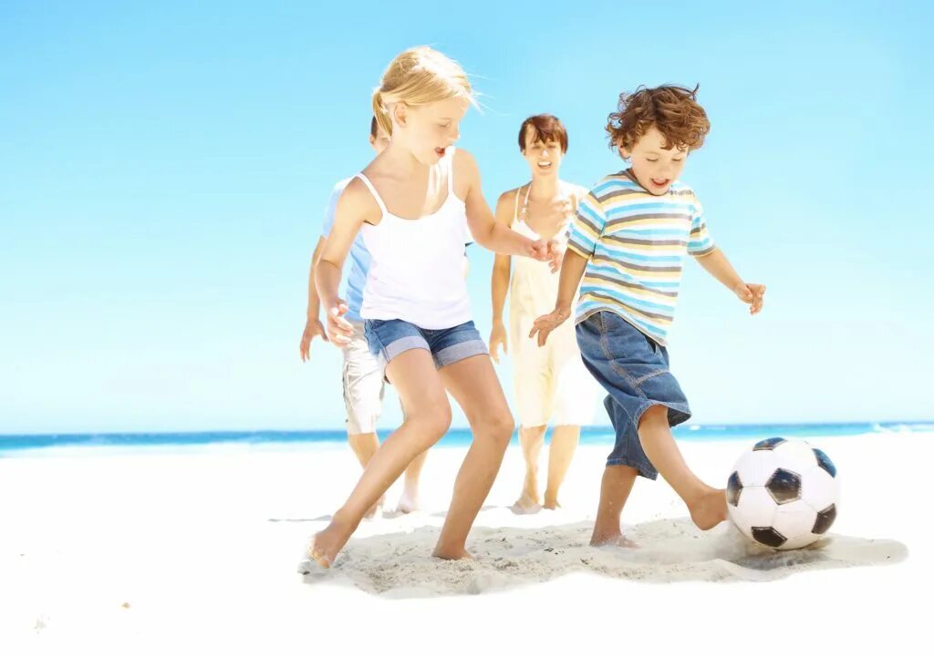 Взр реб. Семья дети пляж море игры. Девочки играют на пляже. Дети играющие в мяч на берегу. Пляж английский для детей.