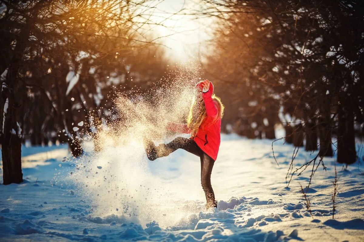 Радостная девушка зимой. Девушка в снегу. Зима радость. Счастливая девушка зимой. Солнце играет на снегу