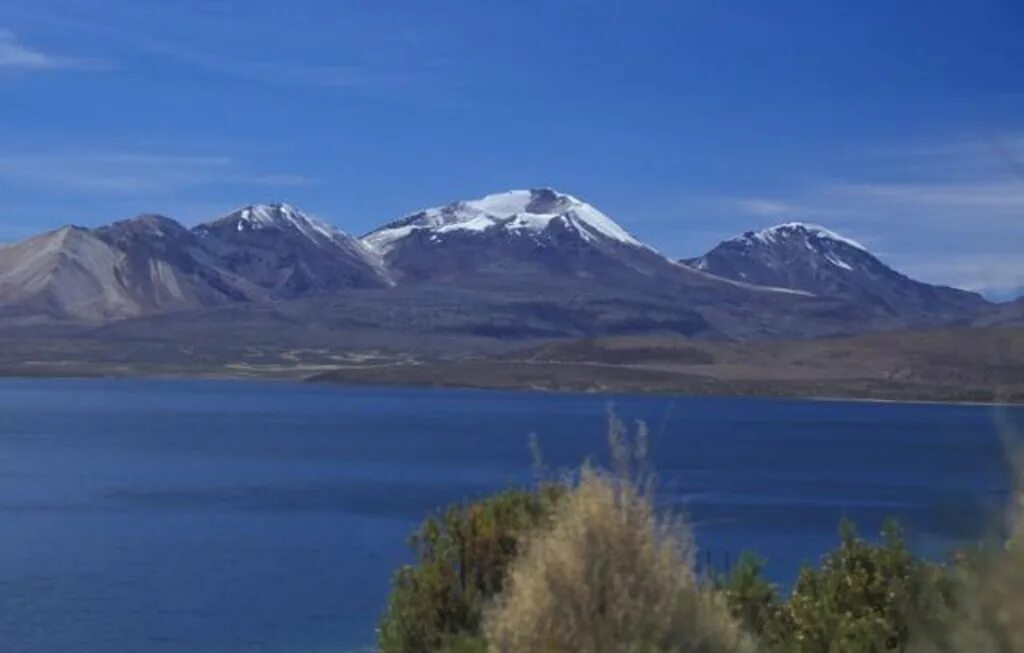 Чунгара Чили. Озеро чунгара. Вулкан Уальятири в Чили. Национальный парк Лаука.