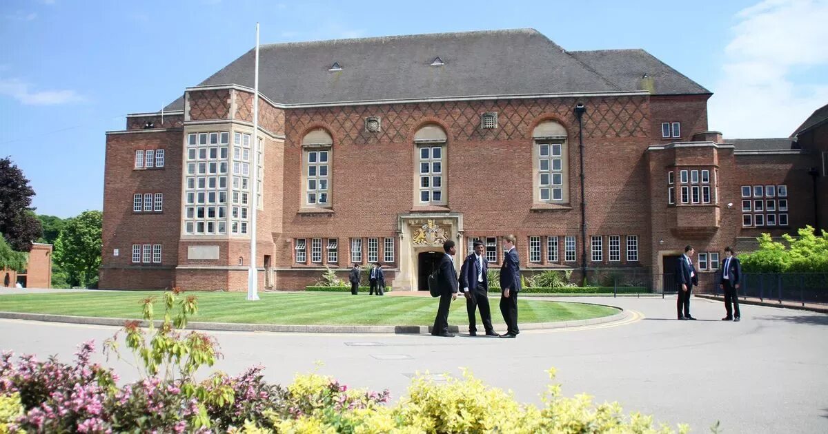 King edward's school. Колледж короля эдуарда vi в саутгемптоне. King’s school of english лондон. King edward's school. Университет короля эдуарда англия.