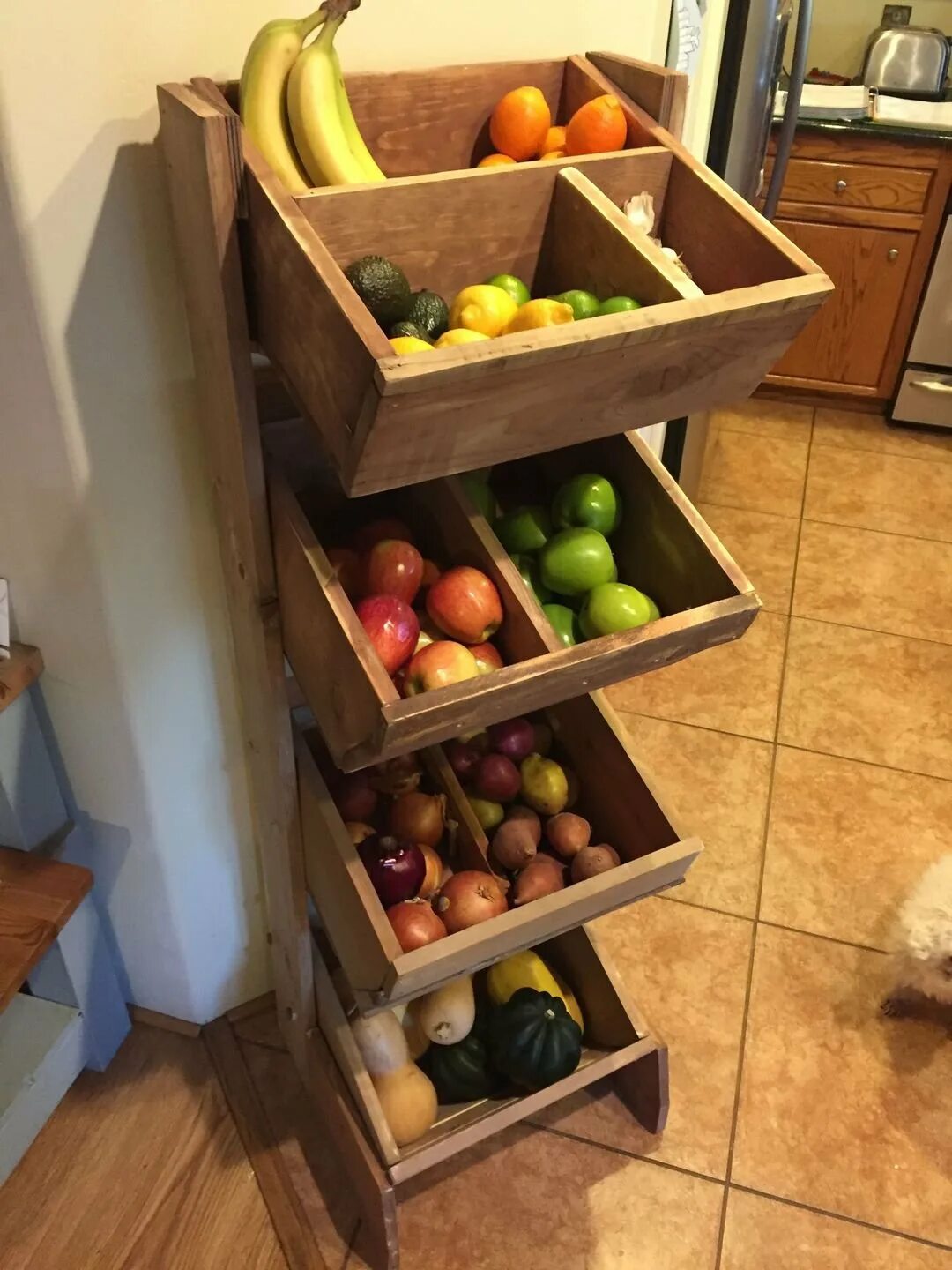 Хранение овощей доме. Ящик для хранения овощей. Ящик под овощи на кухню. Полочки для хранения овощей. Полочка для овощей и фруктов на кухню.
