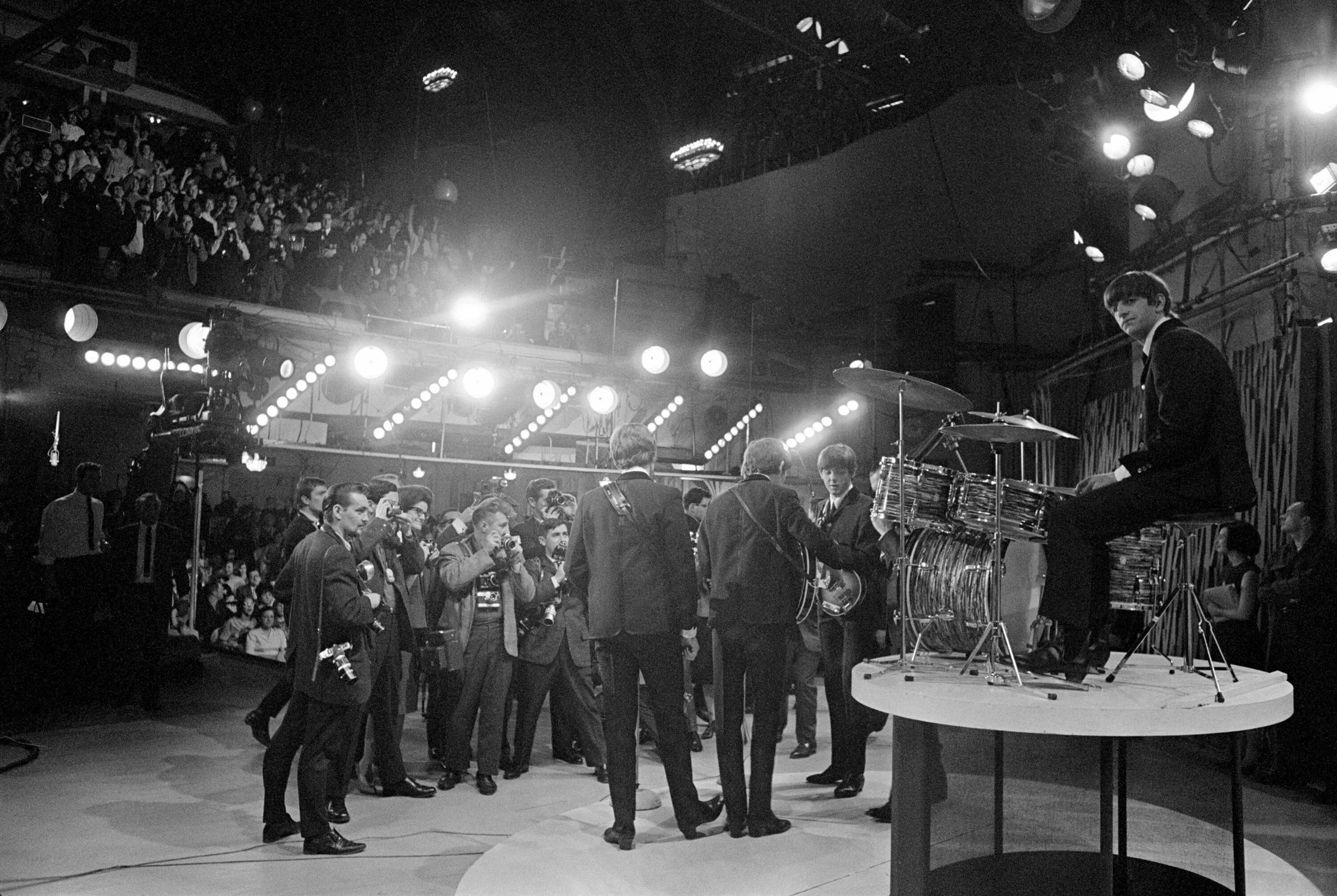 The ed Sullivan show 1964. The Beatles на шоу Эда Салливана. Backstage Beatles. Эд Салливан 1964 фото. Ed show