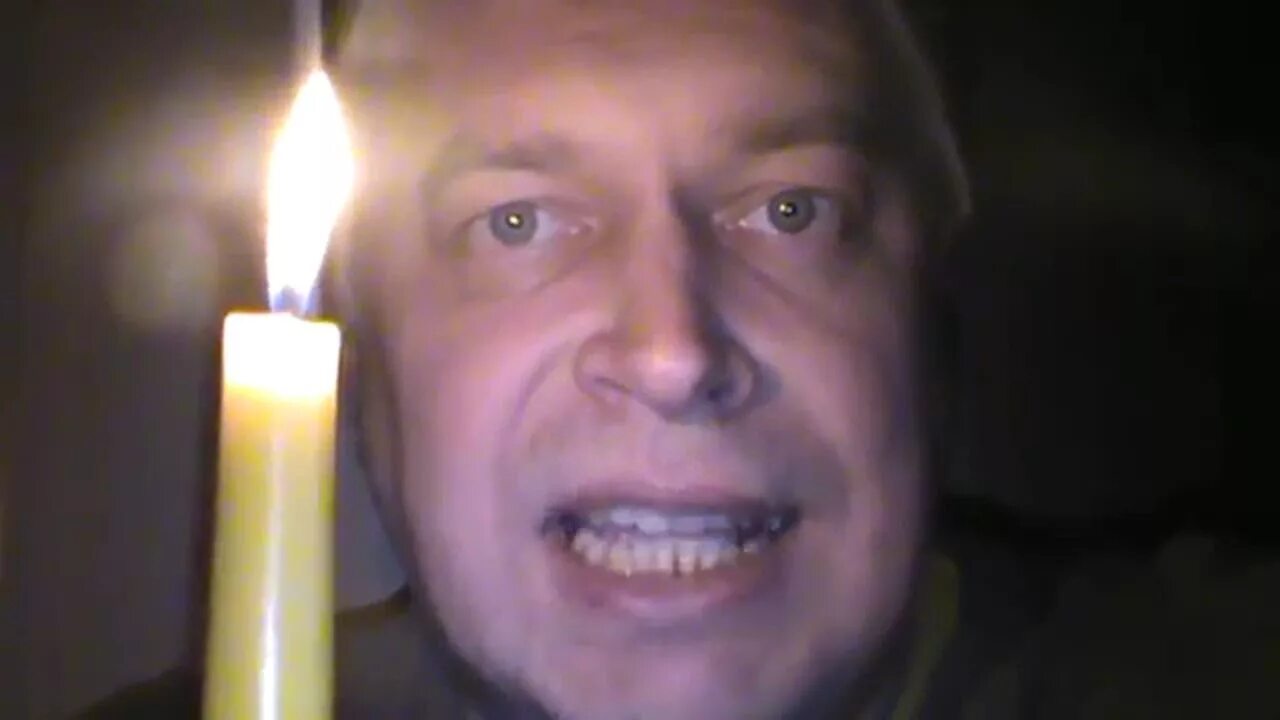 картина " свеча ". православный человек молится. дед со свечкой. дед со свечкой. дед со свечкой.