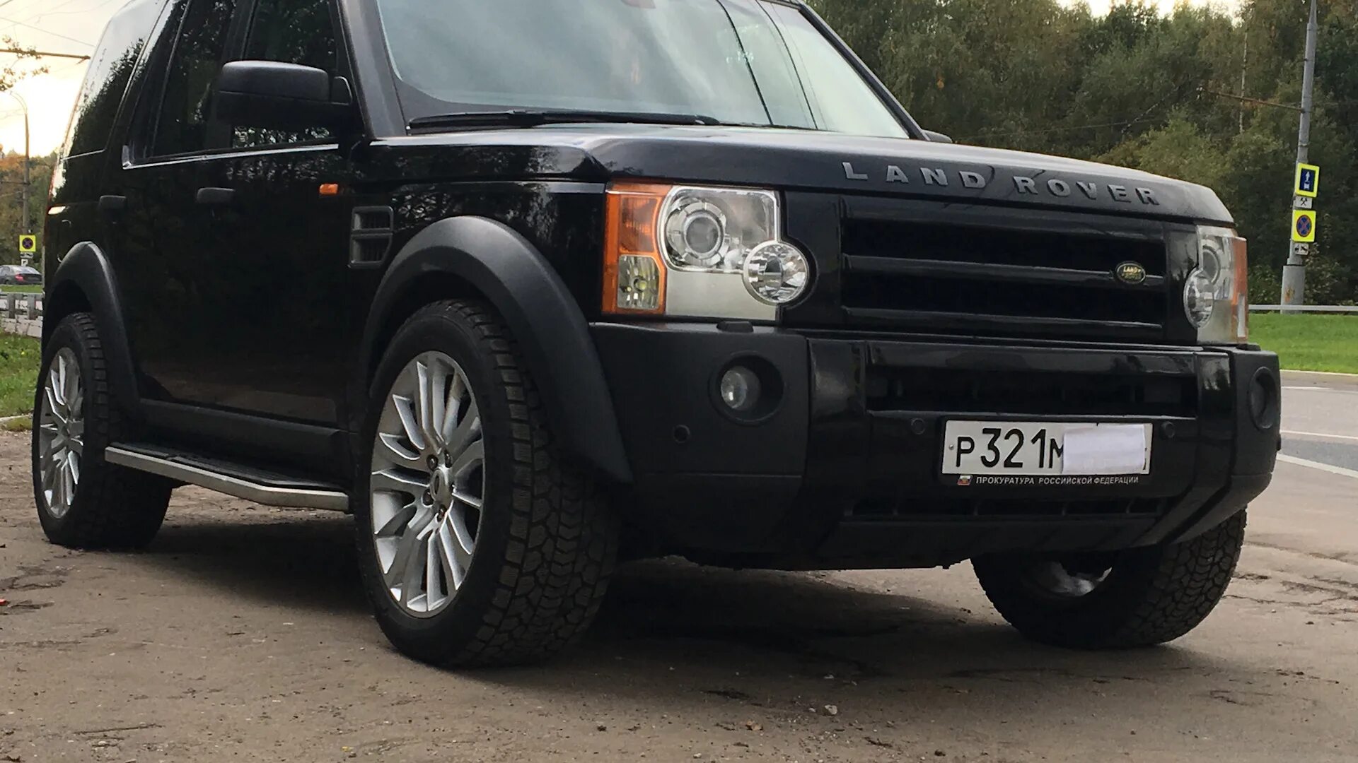 Шины дискавери 3. Дискавери 3 черный. Land Rover Discovery 3 Black. Дискавери 3 в черном рапторе. БЦ Дискавери 3 2.7 дизель.