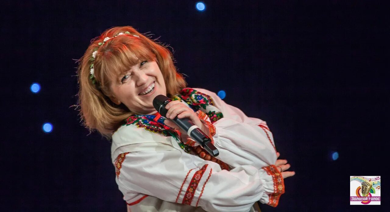 лена поет песню