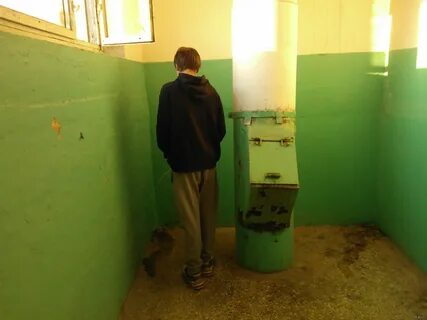 Видео писающих в подъезде