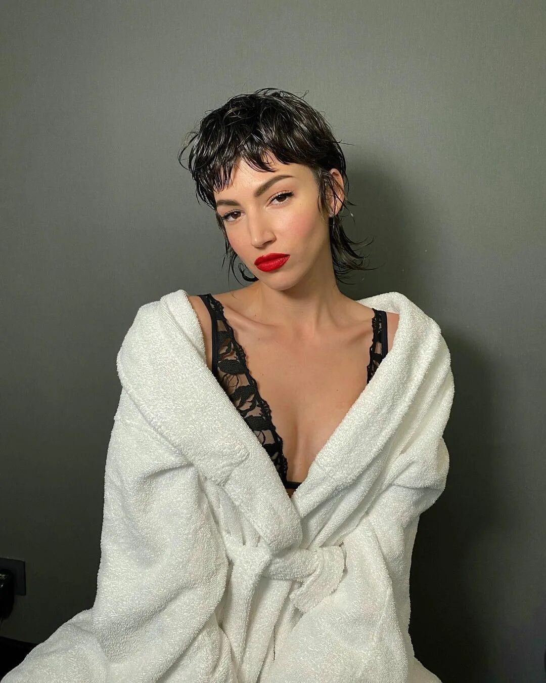 Урсула. Урсула корберо волосы. Селена оливейра токио. Урсула корберо бумажный дом. Урсула корберо в сериале бумажный дом.