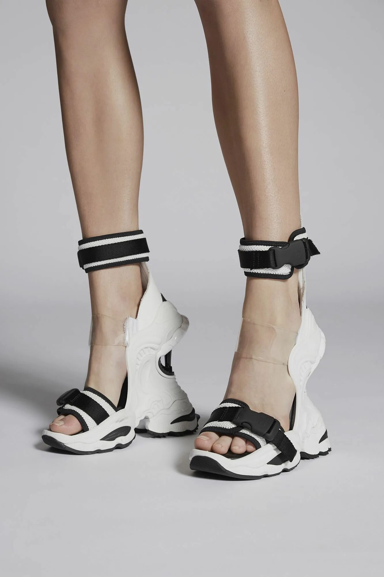 Dsquared2 босоножки the giant. Dsquared2 Sandals. Dsquared2 Sandals женские. Дискваред 2 босоножки со змеиным каблуком.