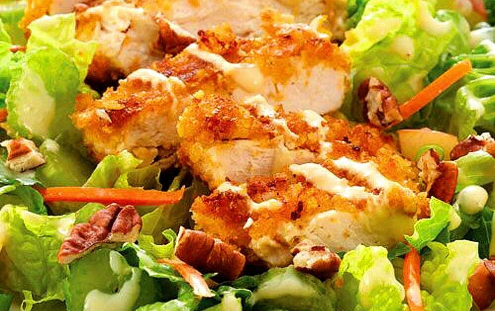 гарнир к курице. кусочки жареной курицы. зажаренная курочка. куриное филе кусочками. кусочек жареной курицы в тарелке.