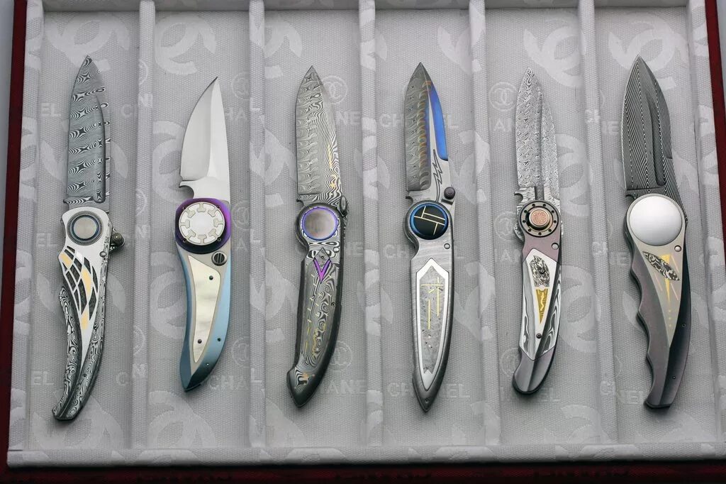 Нож lion d2. Широкий складной нож. Финка нквд 1939. Необычные механизмы складных ножей. Нож mountain side lock.